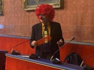Torino fuori programma in Sala Rossa consigliere Viale con parrucca e naso da clown