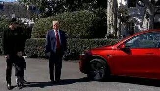 Trump compra una Tesla da Musk Ma non la posso guidare