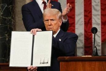 Trump e la ‘guerra dei dazi’: “Ora tocca a noi, dal 2 aprile tariffe reciproche”