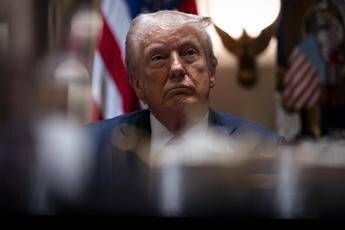 Trump raddoppia dazi al Canada: “50% su alluminio e acciaio, farò chiudere industria auto”