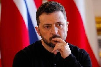 Ucraina, Usa in pressing per dimissioni Zelensky. Ma lui rilancia: “Non facile sostituirmi”