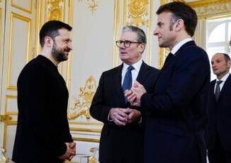 Ucraina al via a Parigi il vertice dei volenterosi. Lattacco di Mosca