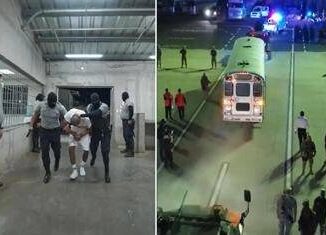 Usa Trump sfida giudici e posta video choc venezuelani deportati in Salvador