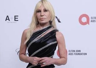 Versace Donatella lascia direzione creativa arriva Dario Vitale