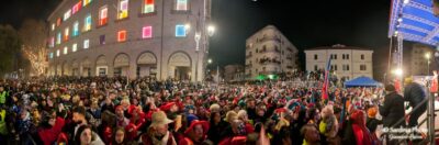 Carrasciali Timpiesu 2025: "Il Regno dei Paradossi" tra migliaia di persone 2 Folla al Carnevale di Tempio