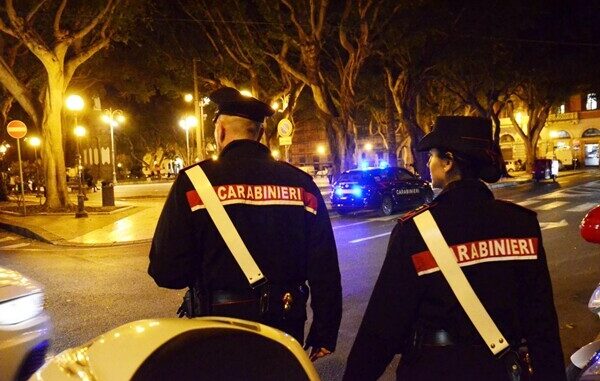 carabinieri coppia cagliari notturno