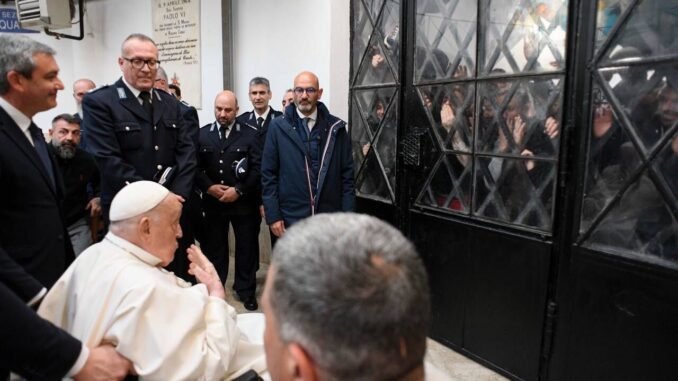 Il Papa ai detenuti “Non posso fare lavanda dei piedi ma vi sono vicino”