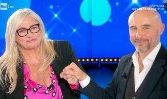 Andrea Rizzoli a Domenica In Un mese senza Eleonora Giorgi. Labbraccio con Mara Venier
