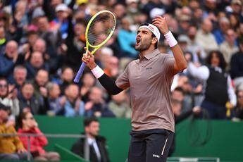 Berrettini il mistero del biglietto caduto in campo cose successo a Montecarlo