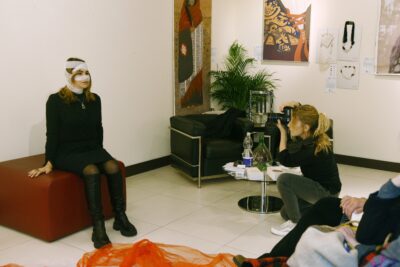 L’Arte che guarisce: Caterina Notte e la sua battaglia per le donne 2 Caterina Notte durante la sua performance artistica