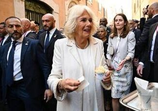 Camilla a Roma si concede un gelato al caramello da Giolitti