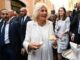 Camilla a Roma si concede un gelato al caramello da Giolitti