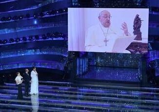 Carlo Conti ricorda Papa Francesco Momento unico il suo messaggio a Sanremo 2025