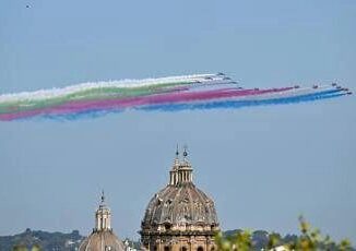 Carlo e Camilla da Mattarella Frecce Tricolori e Red arrows sorvolano il Quirinale