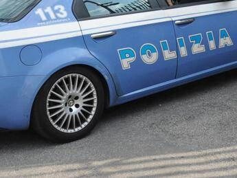 Catanzaro, si rifiuta di unirsi a compagni violenti: minore accoltellato all’uscita di scuola