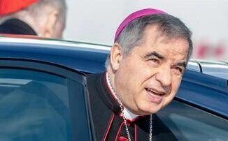 Conclave il cardinale Becciu verso il passo indietro
