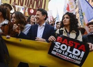 Corteo M5S contro il riarmo Conte invade la piazza Costruiamo lalternativa