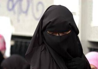 Costretta a portare il velo e picchiata denunciati madre e nonno di una 14enne