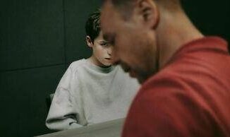 Da Mare Fuori ad Adolescence lame e sangue al cinema e in tv