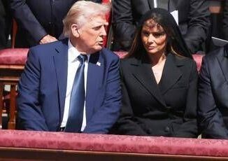Dai reali ai capi di Stato il dress code ai funerali di Papa Francesco. Trump si distingue col blu