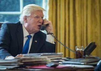 Dazi Usa Cina Trump grazia smartphone e computer. Casa Bianca Aziende devono tornare