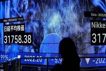 Dazi, crollano le Borse asiatiche. Trump esulta: “Ora i Paesi vogliono trattare”