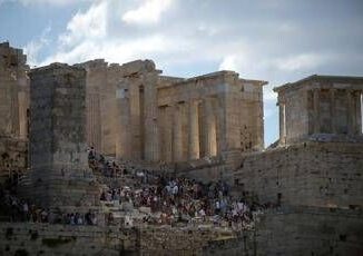 Esplosione ad Atene scoppia ordigno davanti sede societa ferroviaria