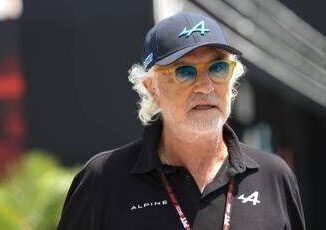 Flavio Briatore funerali di Papa Francesco Ore di fila solo per i selfie
