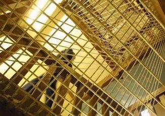 Francia rivolta in diversi penitenziari mezzi incendiati e spari