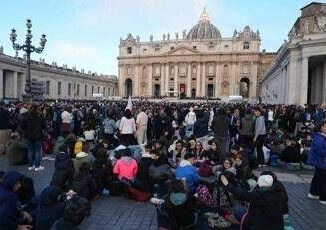 Funerali Papa Francesco gia migliaia a San Pietro per laddio Diretta