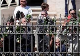Funerali papa Francesco il feretro accolto dagli ultimi Ci ha aperto le porte della Chiesa