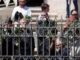 Funerali papa Francesco il feretro accolto dagli ultimi Ci ha aperto le porte della Chiesa