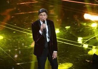 Gianni Morandi il video sul bus a Bologna Non ho una lira per il taxi
