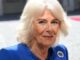 Il look della regina Camilla in Italia sobrieta e spille eredita di Elisabetta II