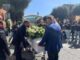 Ilaria Sula fiori e striscioni a Terni Basta violenza sulle donne. La bara bianca coperta di rose