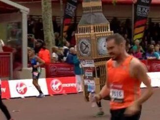 Impresa alla maratona di Londra corre i 42 chilometri vestito da Big Ben Video