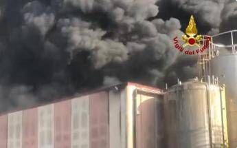 Incendio in industria chimica di Caivano rischio diossina scuole chiuse in diversi comuni