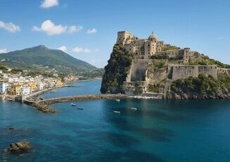 Ischia tra le mete piu cercate per lestate 2025 30 di interesse secondo i trend del settore