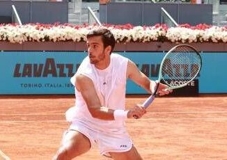 Madrid super Musetti elimina Tsitsipas e vola agli ottavi. Ora De Minaur