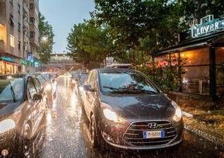 Maltempo flagella lItalia a Milano danni e disagi. Chiusi Murazzi a Torino