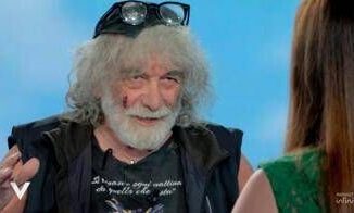 Mauro Corona a Verissimo Senza patente da 2 mesi per il vino