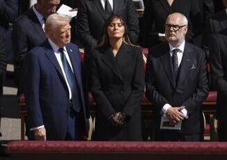 Melania Trump compie oggi 55 anni il regalo di Donald dopo i funerali di Papa Francesco