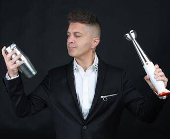 Michele Piagno, inventore dei cocktail fluorescenti: “Ai giovani che vogliono diventare bartender dico: studiate, non copiate!”