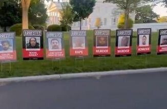 Migranti lultima trovata di Trump le foto sul prato della Casa Bianca