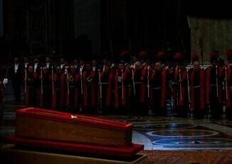 Morte Papa Francesco dalle catacombe ai riti barocchi il funerale pontificio nei secoli