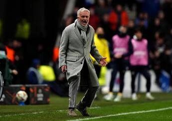 Mourinho choc in Turchia: colpisce al volto allenatore del Galatasaray, maxi rissa – Video