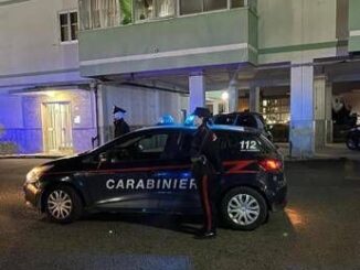 Napoli martellate alla moglie poi la caduta dal balcone morto pensionato