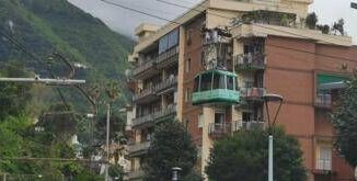 Napoli si rompe cavo funivia sospesa e passeggeri bloccati