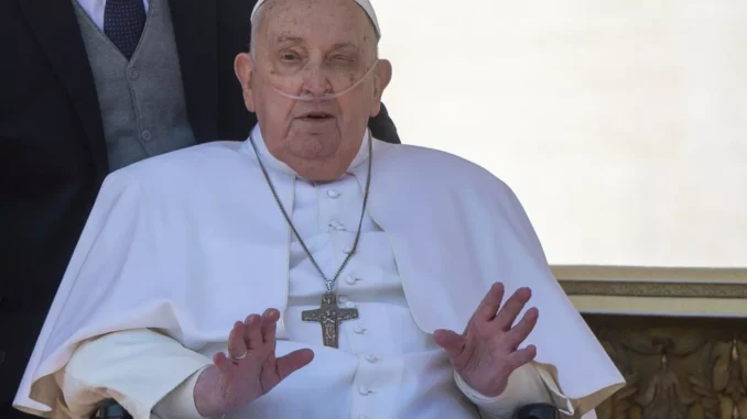 Papa Francesco appare a sorpresa in Piazza San Pietro “Buona domenica a tutti”