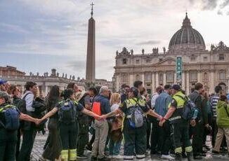 Papa Francesco San Pietro torna a riempirsi di fedeli per lomaggio a Bergoglio Video